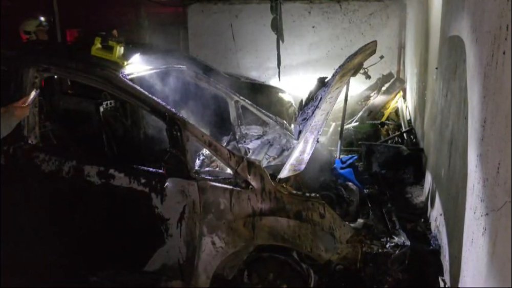 Otoparkta yangın çıktı, araçlar küle döndü!