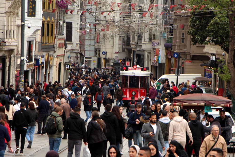 Taksim'de 1 Mayıs hazırlıkları: Demir bariyerler getirildi