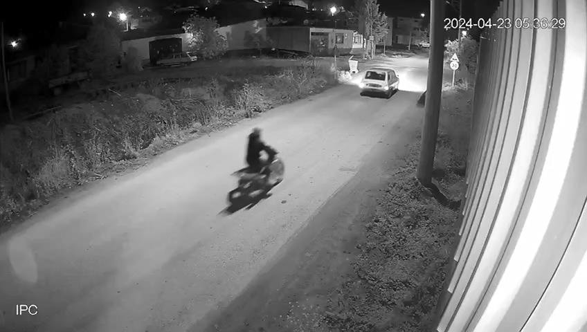 Çalıntı otomobille gelip, motosiklet çaldılar!