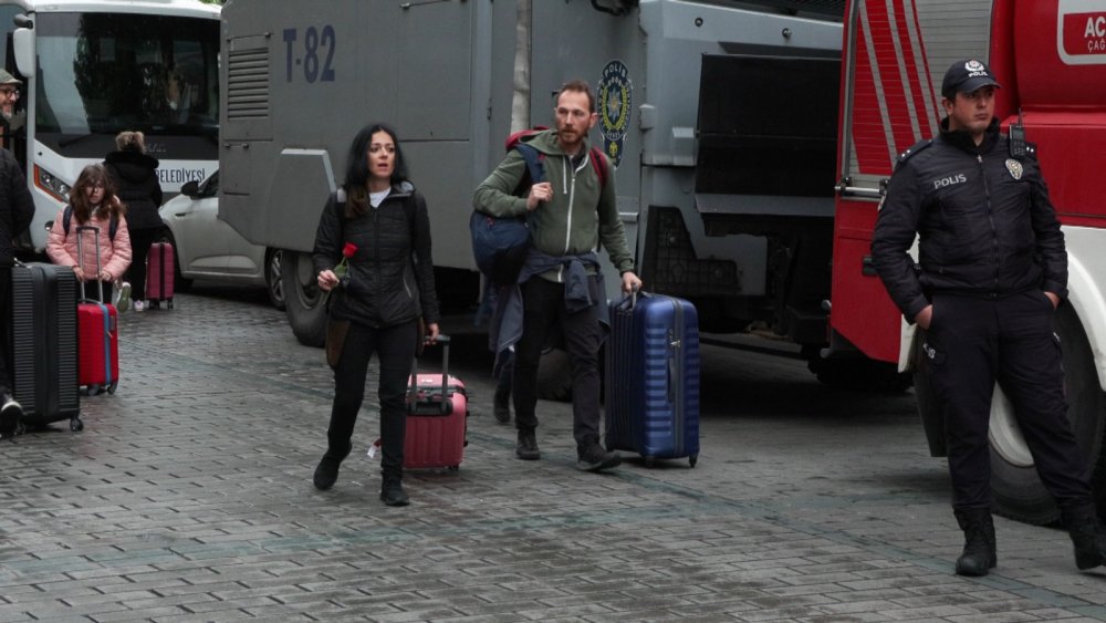 Taksim’de 1 Mayıs: Otellerde kalan turistler yürüyerek alandan ayrıldı