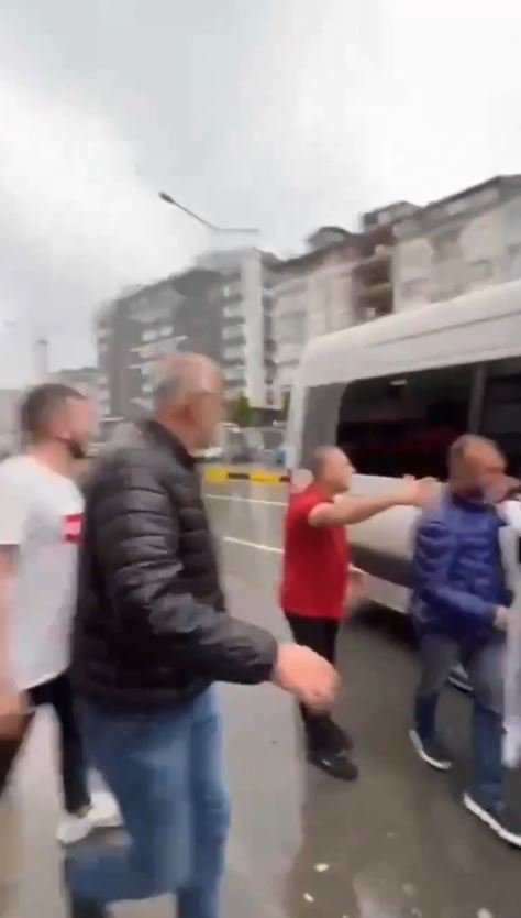 Minibüs şoförleri, servis kiralayan üniversitelileri darbetti!