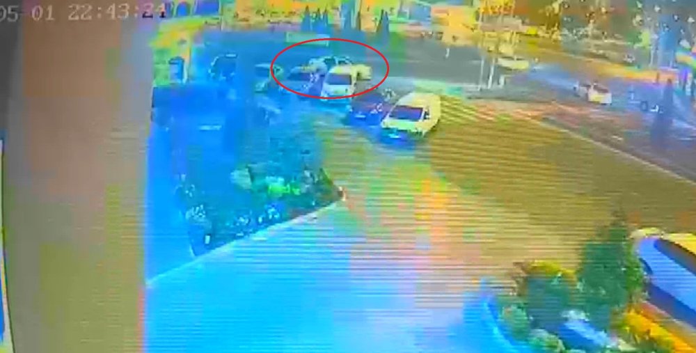 Silahlı çatışmada yoldan geçerken kurşunların hedefi oldu: Hayati tehlikesi var