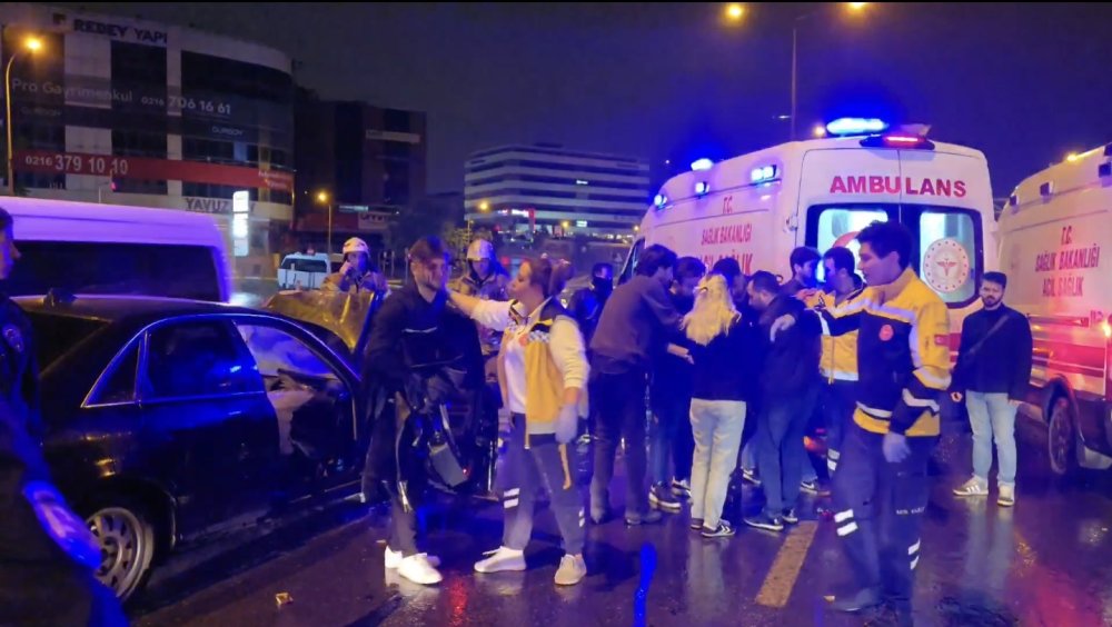 İstanbul'da zincirleme kaza! Ortalık savaş alanına döndü: 2'si ağır, 4 yaralı