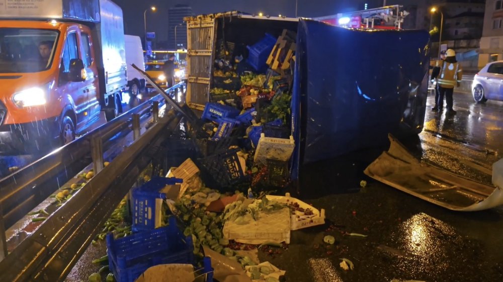 İstanbul'da zincirleme kaza! Ortalık savaş alanına döndü: 2'si ağır, 4 yaralı