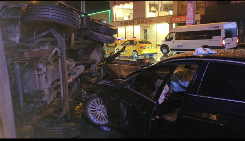 İstanbul'da zincirleme kaza! Ortalık savaş alanına döndü: 2'si ağır, 4 yaralı