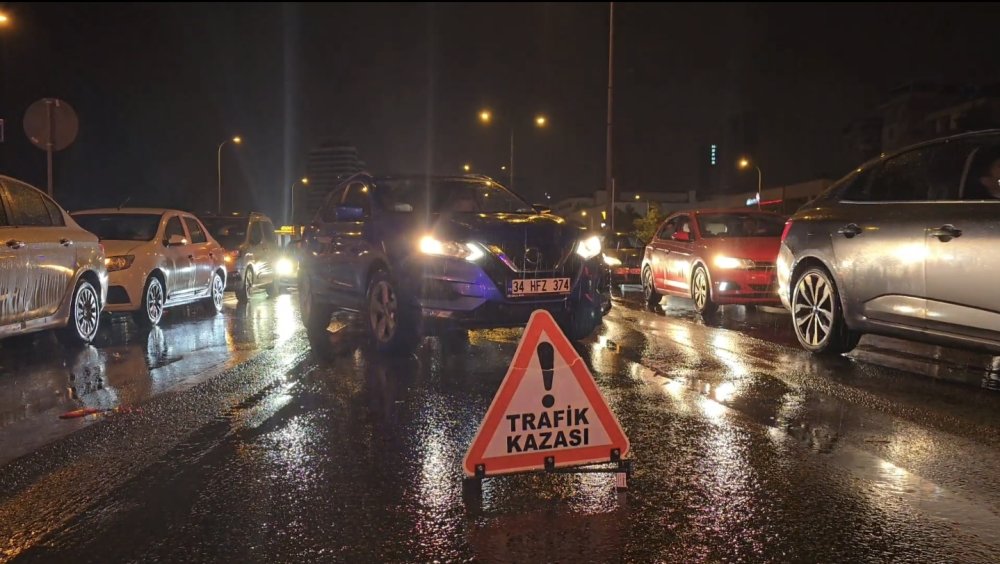 İstanbul'da zincirleme kaza! Ortalık savaş alanına döndü: 2'si ağır, 4 yaralı