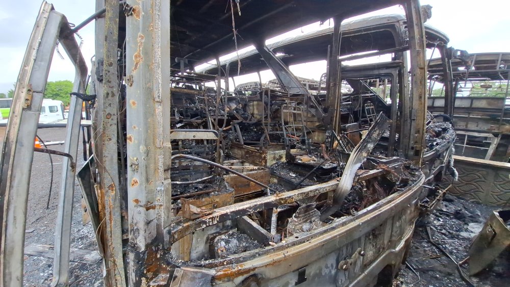 15 aracın yandığı yangında hasarın boyutu gün ağarınca ortaya çıktı