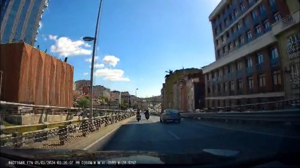 İki motosikletlinin feci kazası!