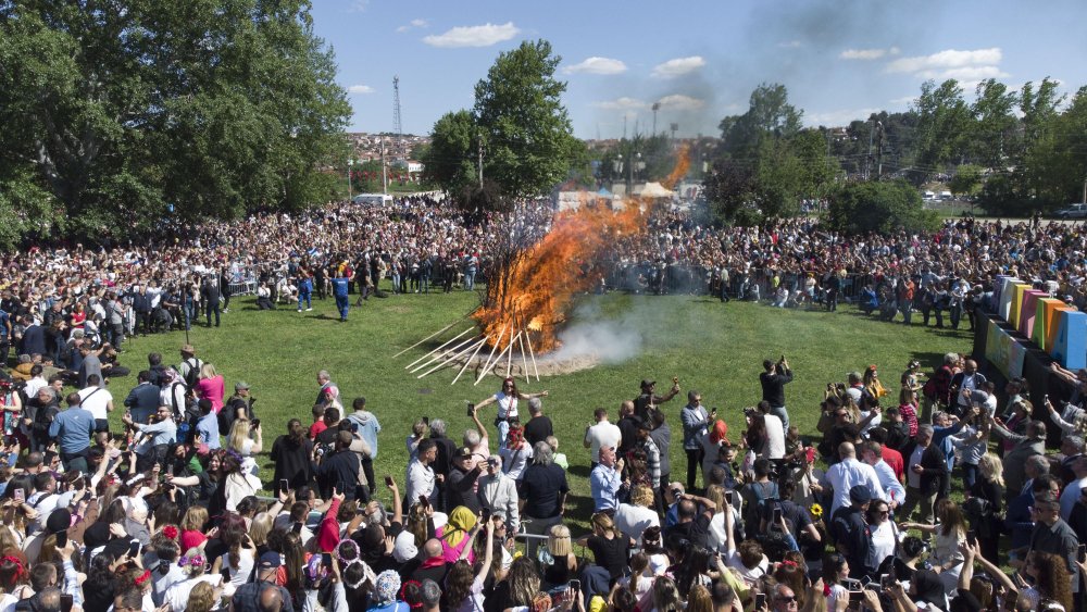 Kakava ateşi binlerce kişinin katımıyla yakıldı