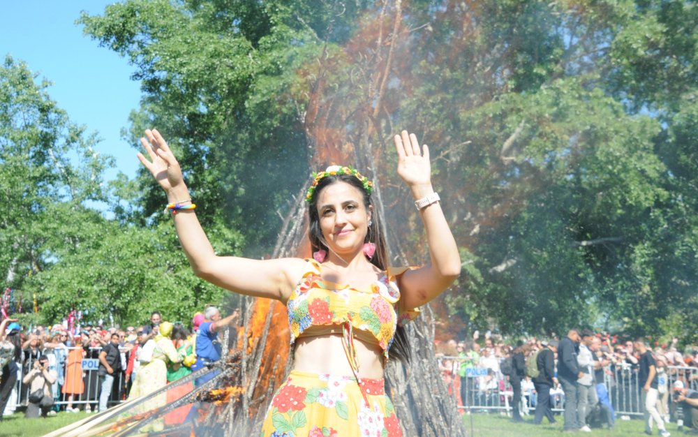 Kakava ateşi binlerce kişinin katımıyla yakıldı