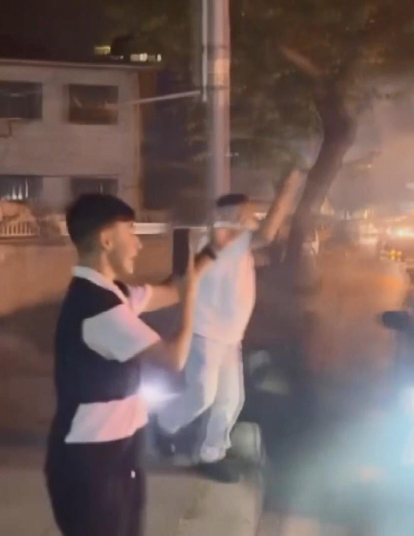 Trafiği aksatan meşaleli doğumgünü kutlaması