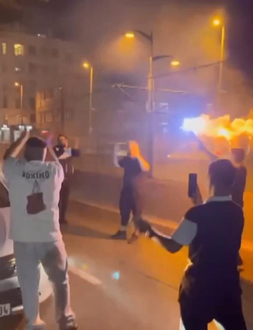 Trafiği aksatan meşaleli doğumgünü kutlaması