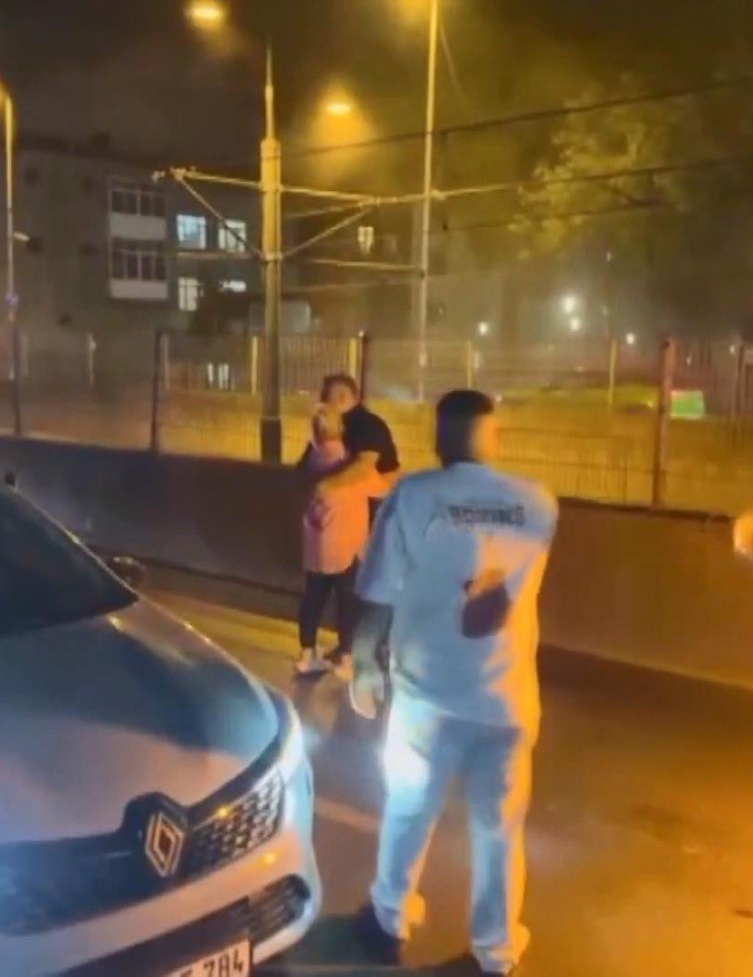 Trafiği aksatan meşaleli doğumgünü kutlaması