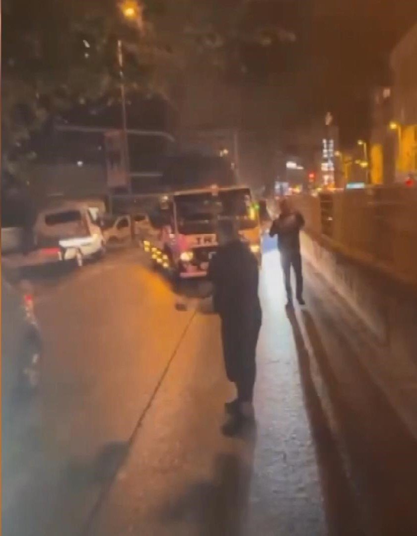 Trafiği aksatan meşaleli doğumgünü kutlaması