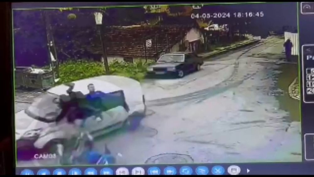 Hafif ticari araç, motosikletle çarpıştı!