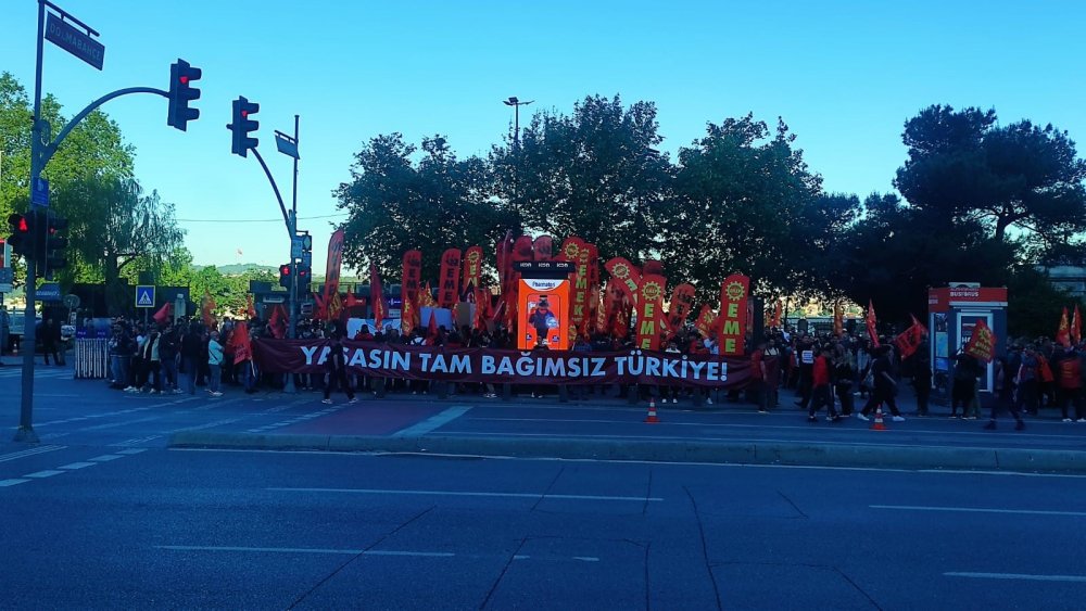 Taksim'den Dolmabahçe'ye anma yürüyüşü: Deniz Gezmiş ve arkadaşları unutulmadı