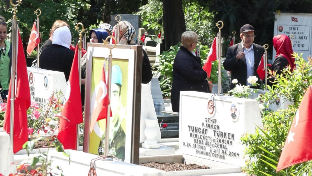 Edirnekapı Şehitliği’nde hüzünlü Anneler Günü