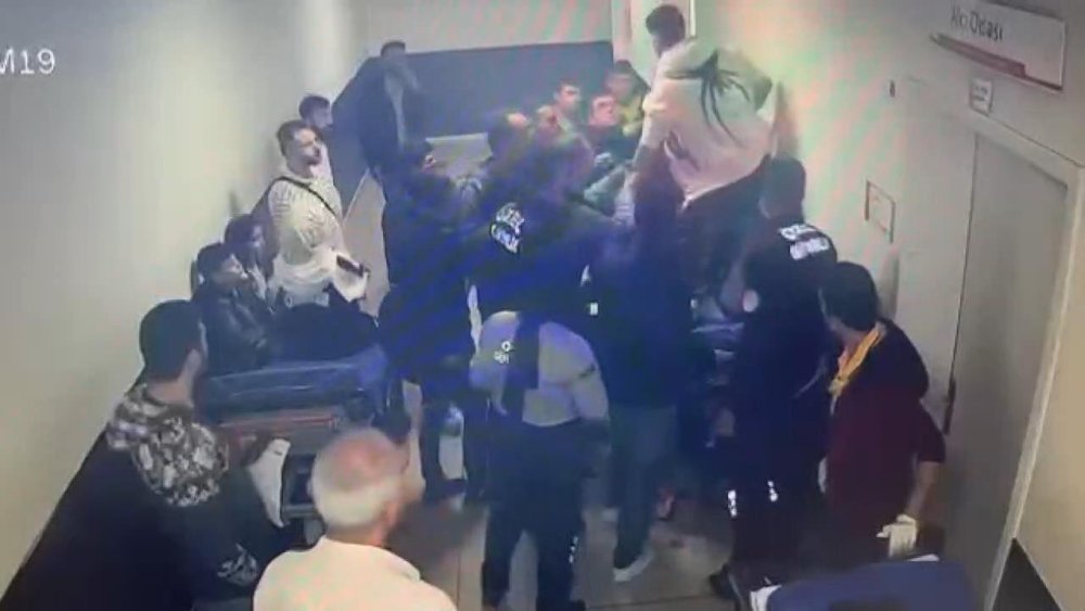 İstanbul'da akılalmaz skandal! Sedye üzerindeki hasta, tedavi eden doktora saldırdı