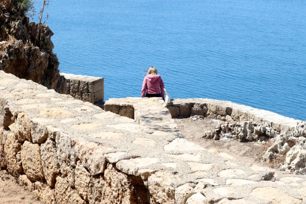 40 metrelik falezlere çıkan kadın ekiplere zor anlar yaşattı: 'Bırakın beni, yanlış yapıyorsunuz'