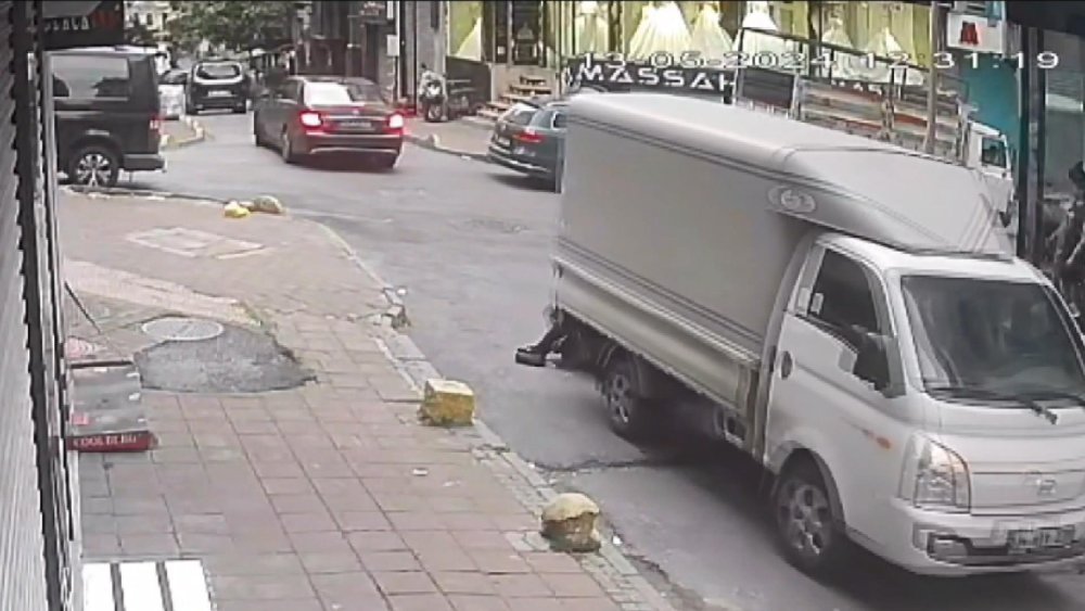 Fatih'te korkunç kaza: Geri manevra yapan kamyonetin altında kaldı, metrelerce sürüklendi