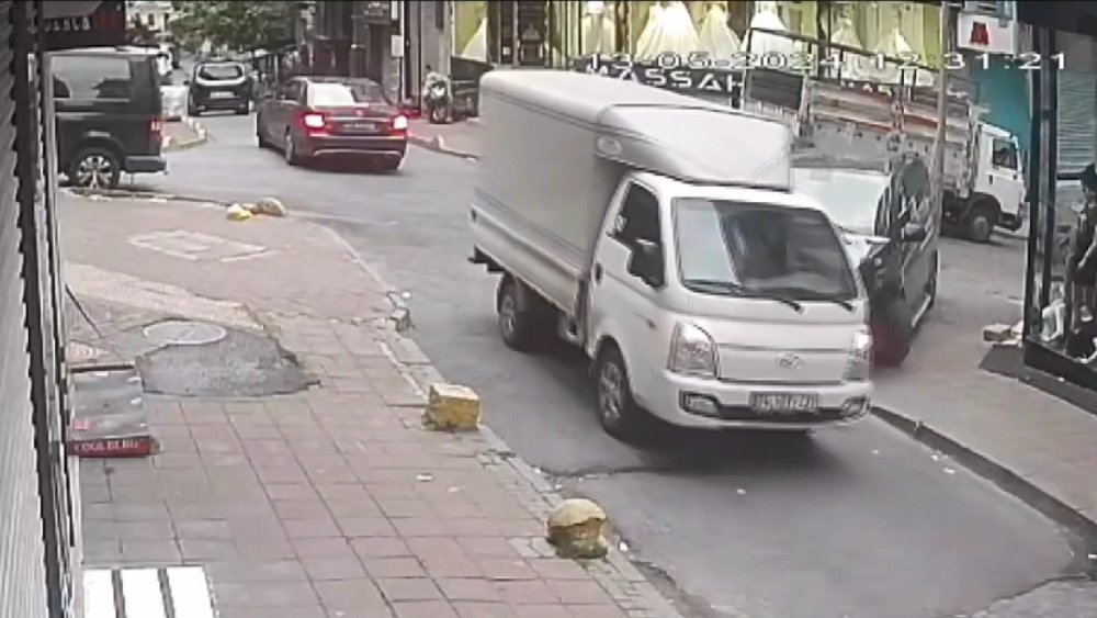 Fatih'te korkunç kaza: Geri manevra yapan kamyonetin altında kaldı, metrelerce sürüklendi
