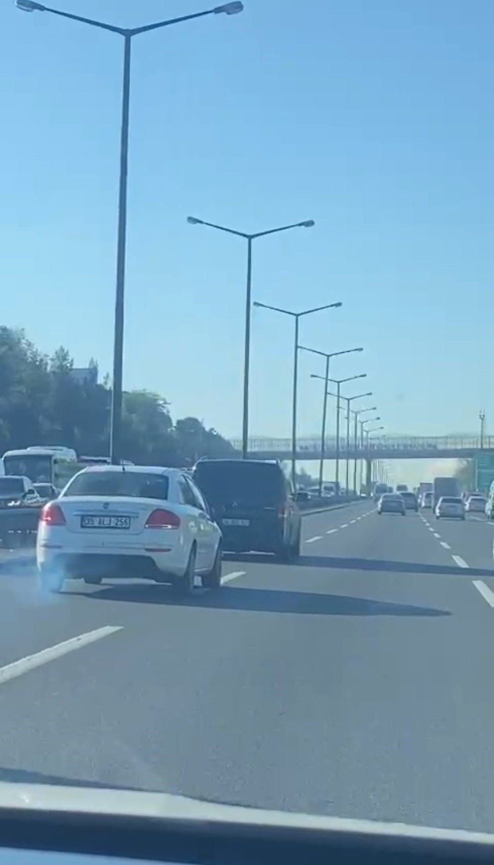 Sürücülerin tehlikeli yol verme inatlaşması