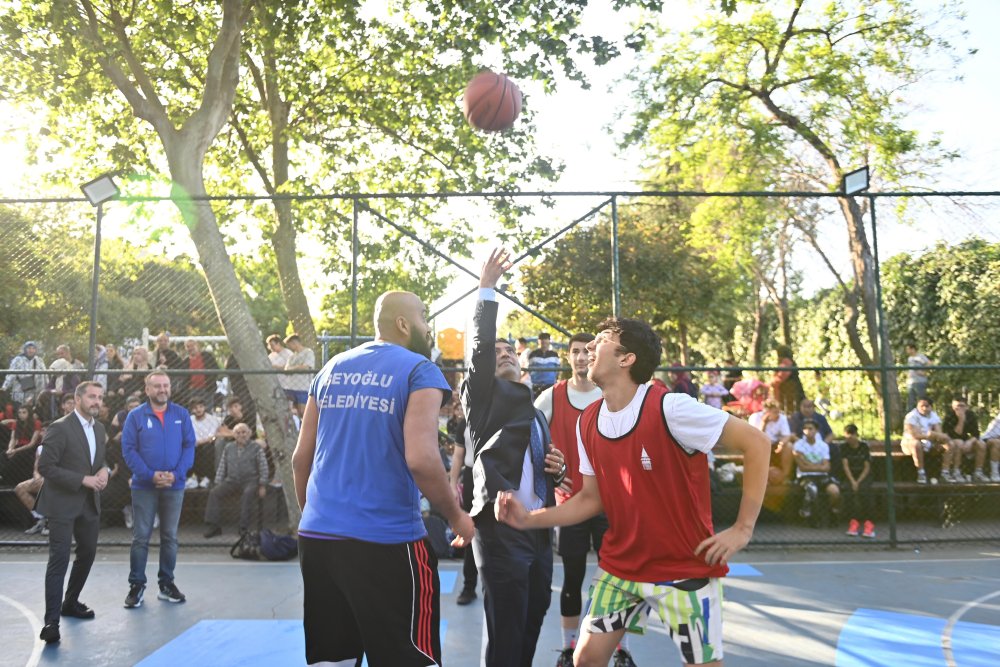 Beyoğlu’nda 19 Mayıs coşkusu: 'Ülkemizin geleceğine sımsıkı sarılalım'