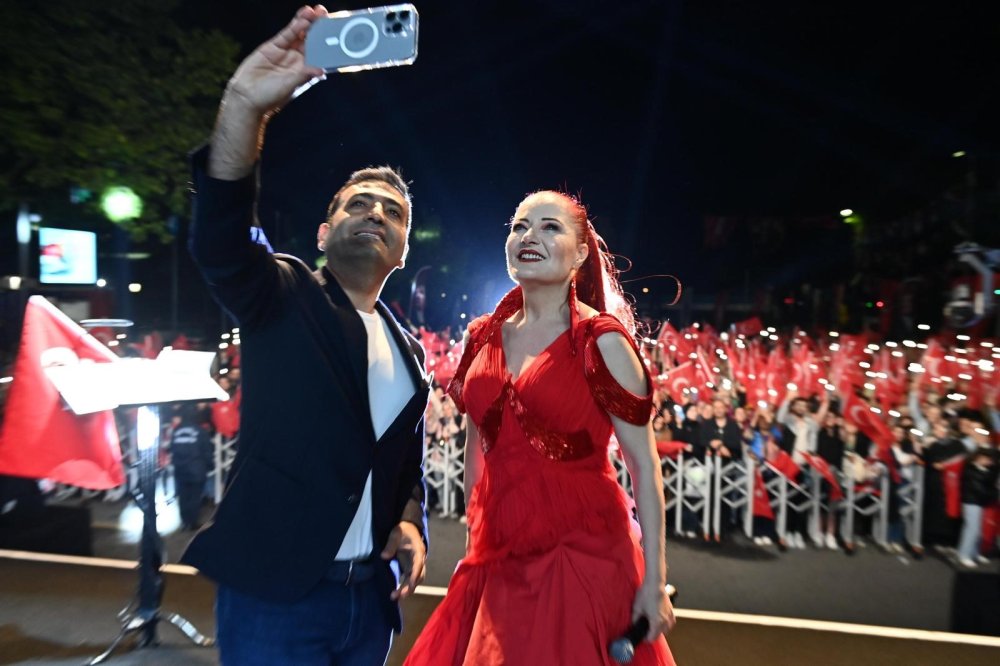 Beyoğlu’nda 19 Mayıs coşkusu: 'Ülkemizin geleceğine sımsıkı sarılalım'