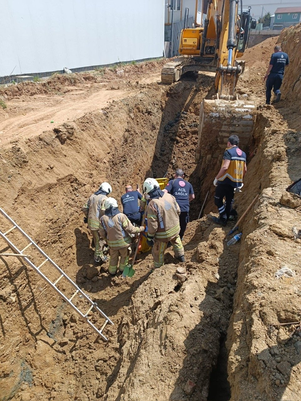 İstanbul'da inşaat alanında facia: Göçük altında kalan işçiler var