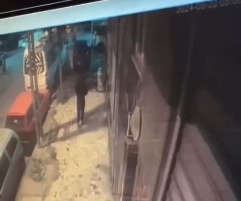 Sultangazi'de tekstil atölyesine saldırı: Pimi çekilmemiş el bombası atıldı