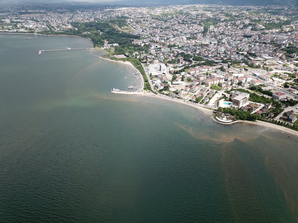İzmit Körfezi'nde korkutan renk değişimi