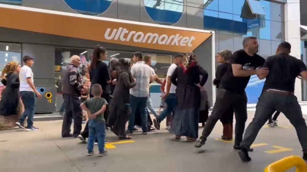 Adliyede başlayan tartışma dışarıya taştı, iki grup birbirine girdi: Polisten biber gazlı müdahale