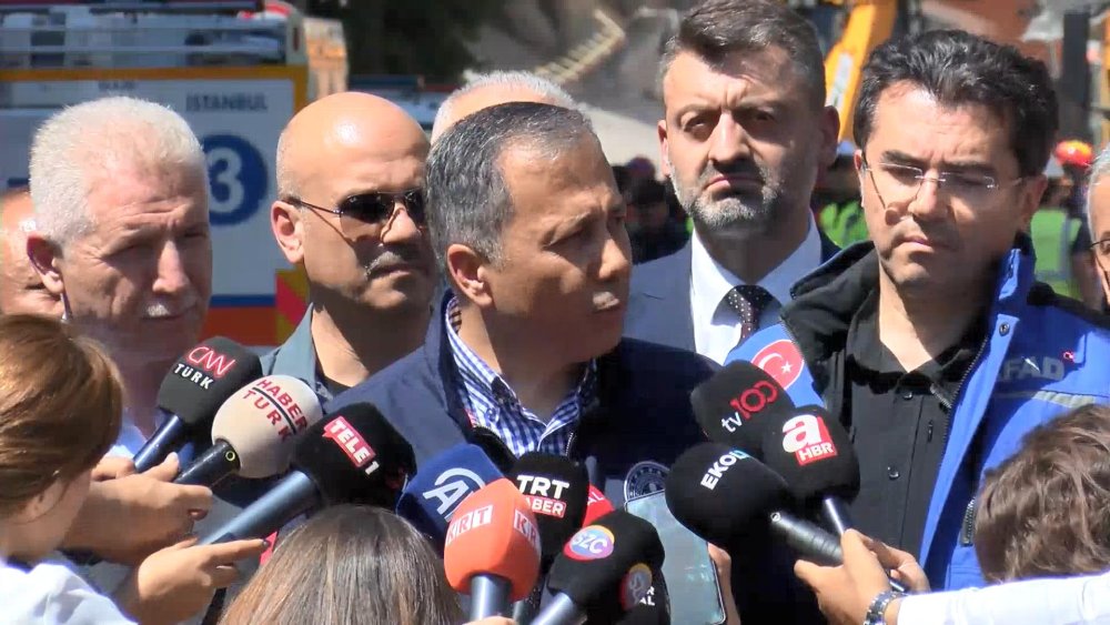 Ali Yerlikaya Küçükçekmece'deki çöken bina ile ilgili incelemelerde bulundu