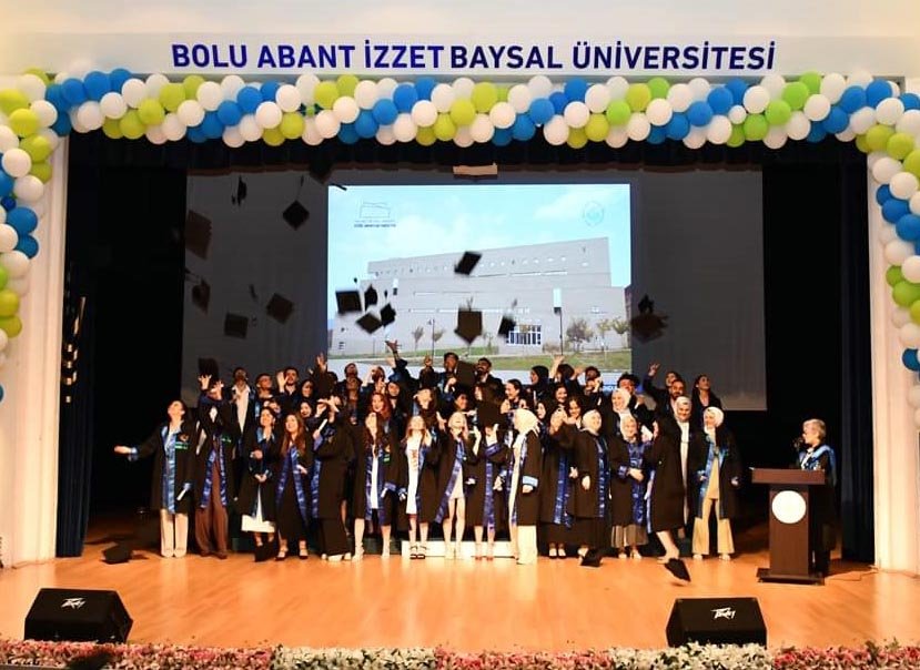 Anne ve kızı aynı üniversiteden mezun oldu