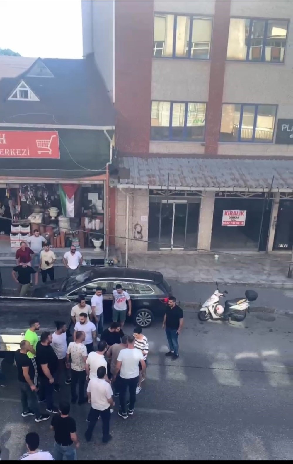 Beykoz'da trafik kavgası; yere yatırılan sürücü defalarca tekmelendi!