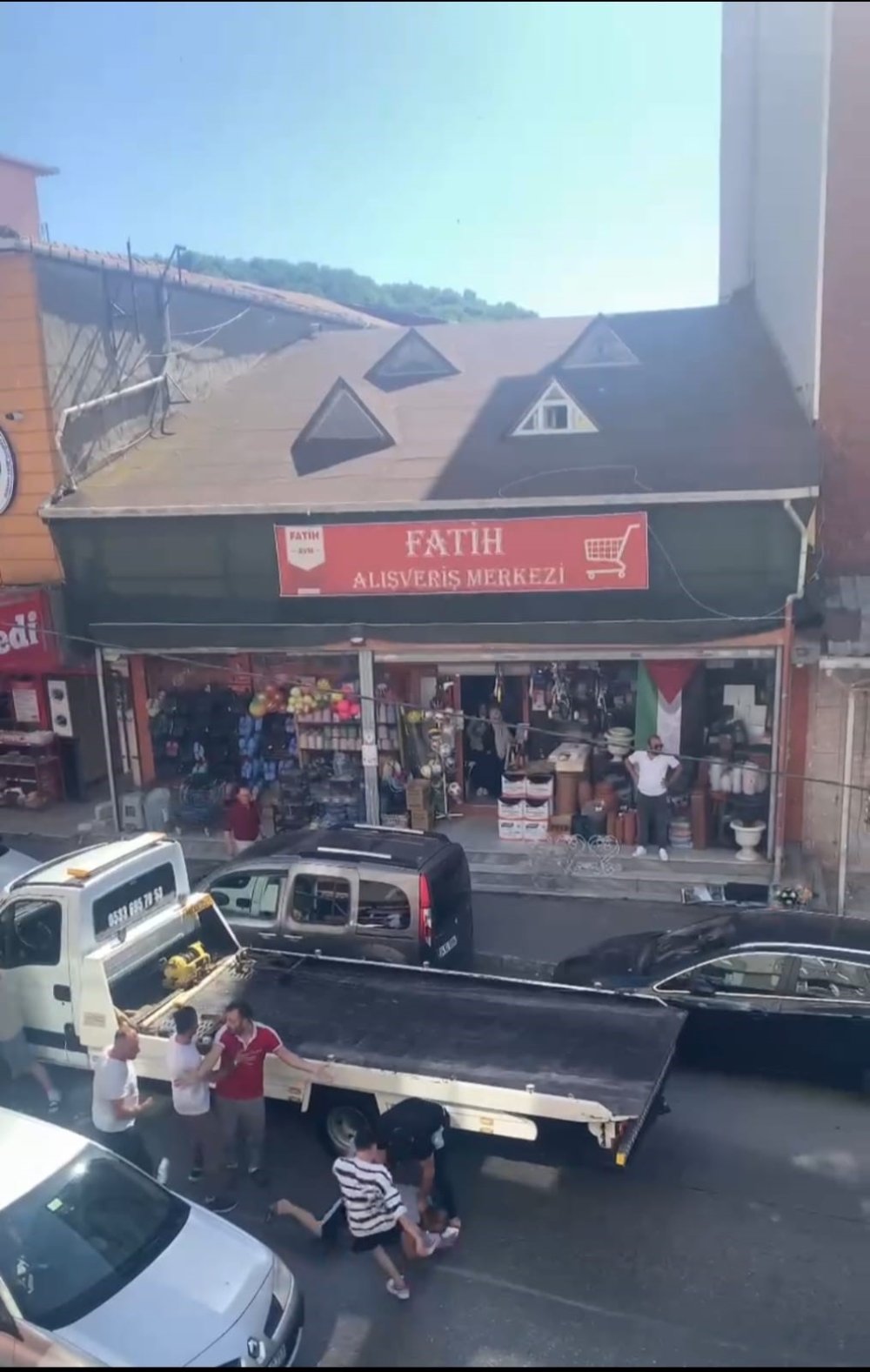 Beykoz'da trafik kavgası; yere yatırılan sürücü defalarca tekmelendi!