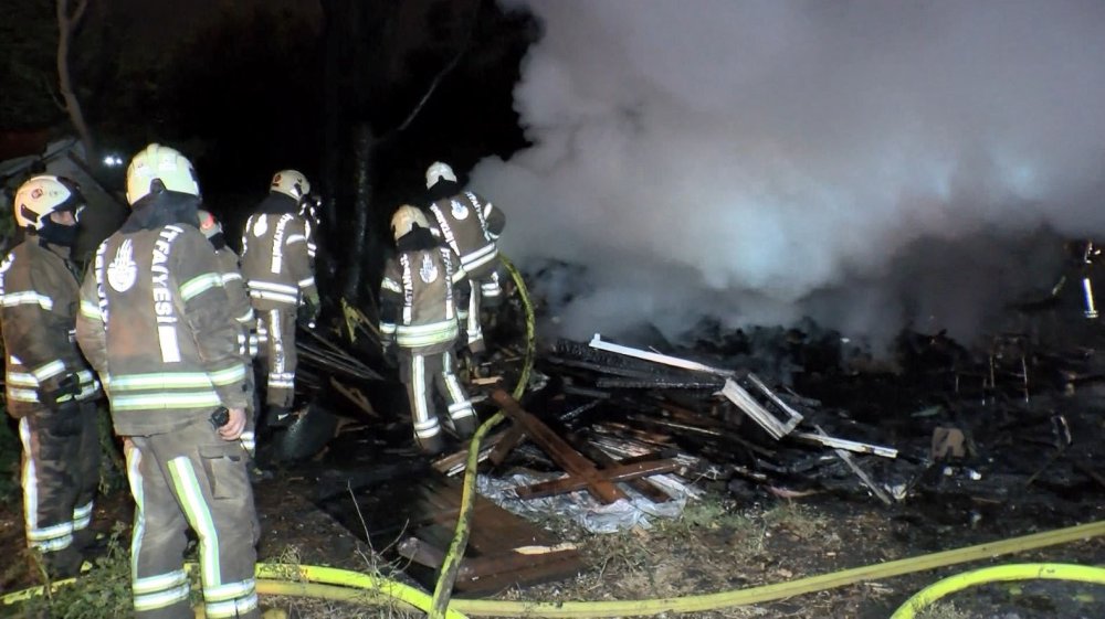 Fatih'te boş arsadaki ahşap baraka alev alev yandı