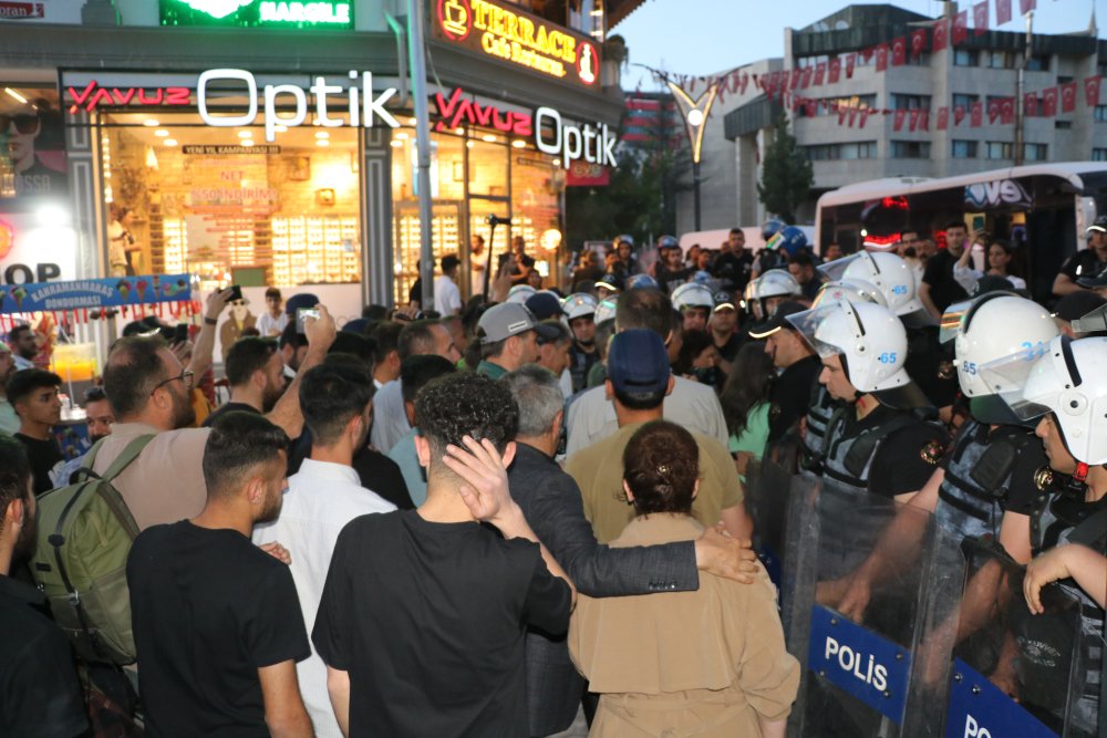 Hakkari Belediyesi'ne kayyım atanması Van'da protesto edildi