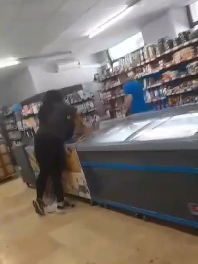 Kadın müşteri ile market çalışanı birbirine girdi!