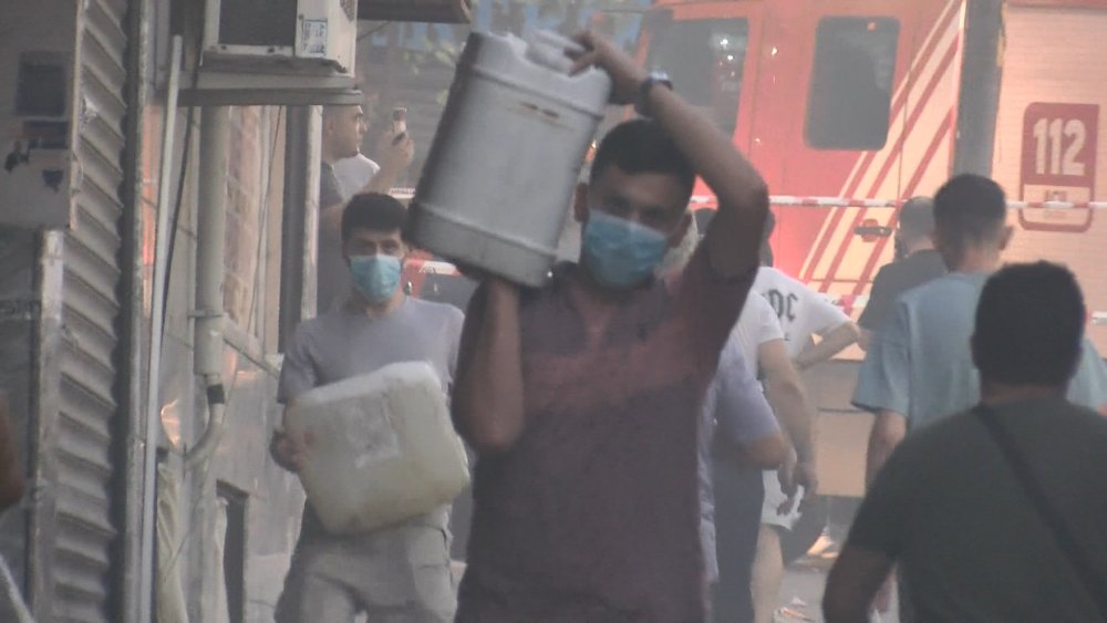 Zeytinburnu'nda çıkan yangında vatandaşlar itfaiye ekiplerine ayran ve su ikram etti