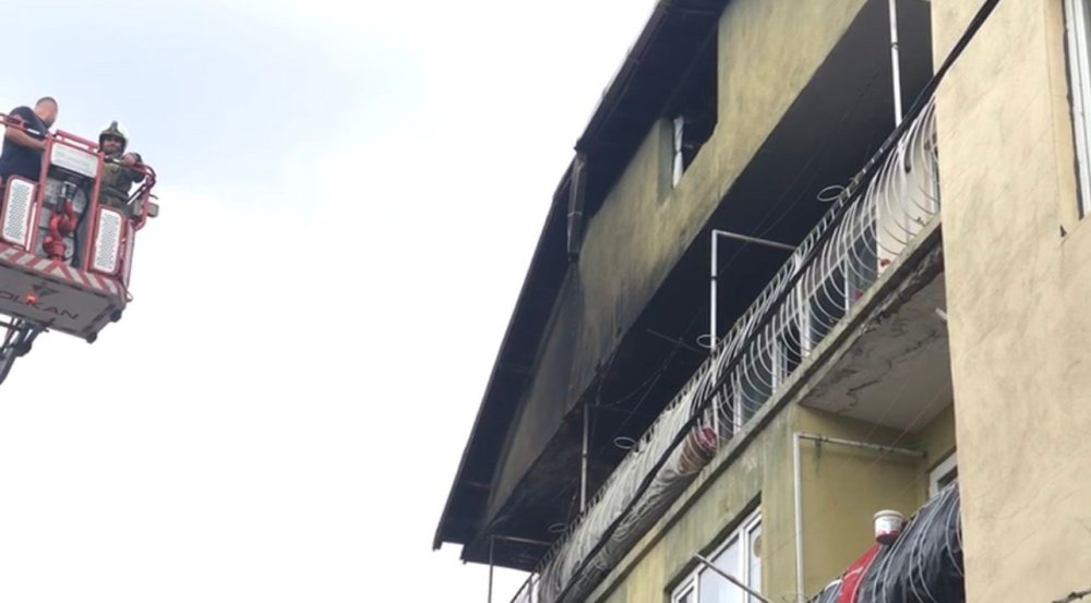 Bursa'da 3 katlı binada yangın! Mahsur kalanları vatandaşlar kurtardı!