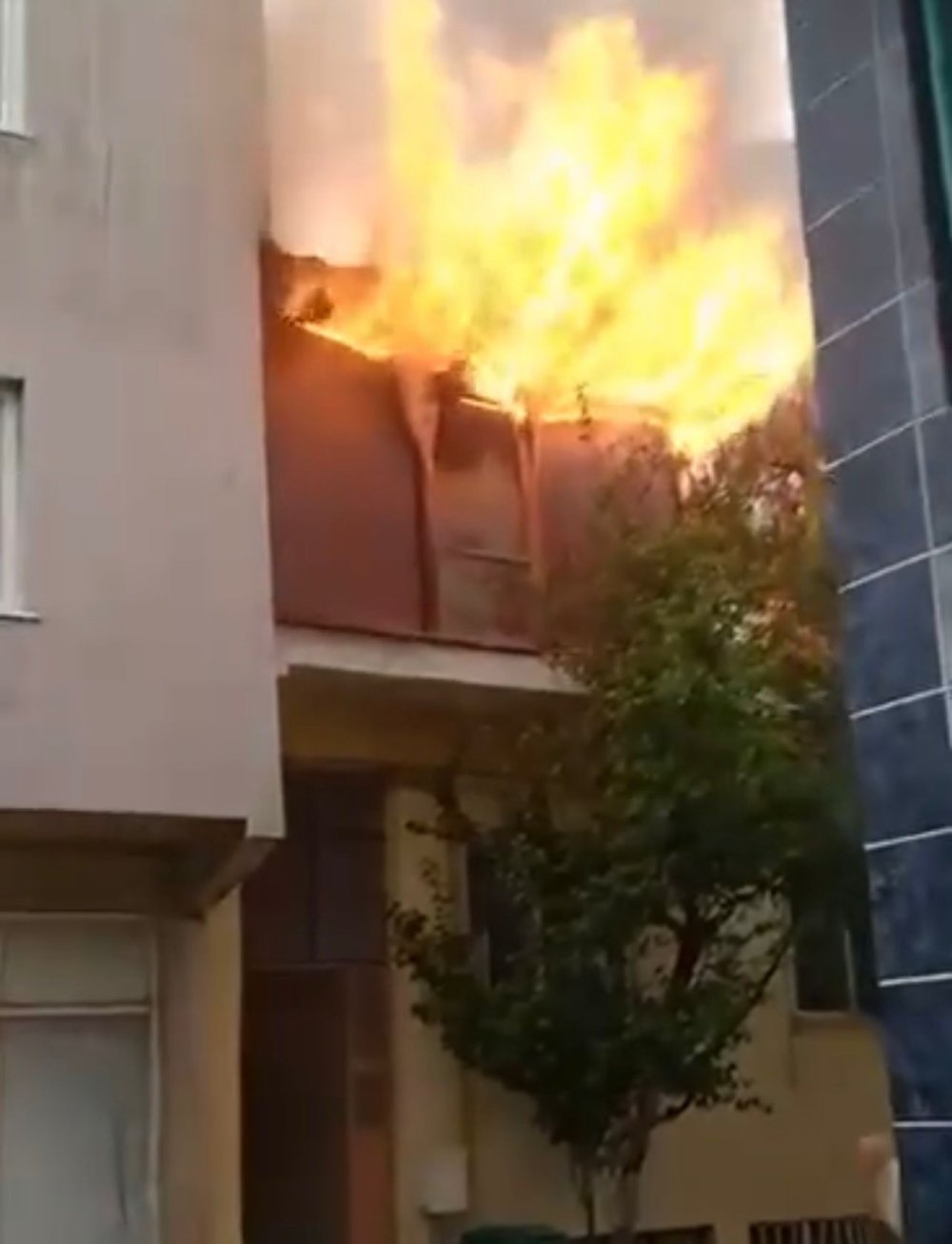 Bursa'da 3 katlı binada yangın! Mahsur kalanları vatandaşlar kurtardı!