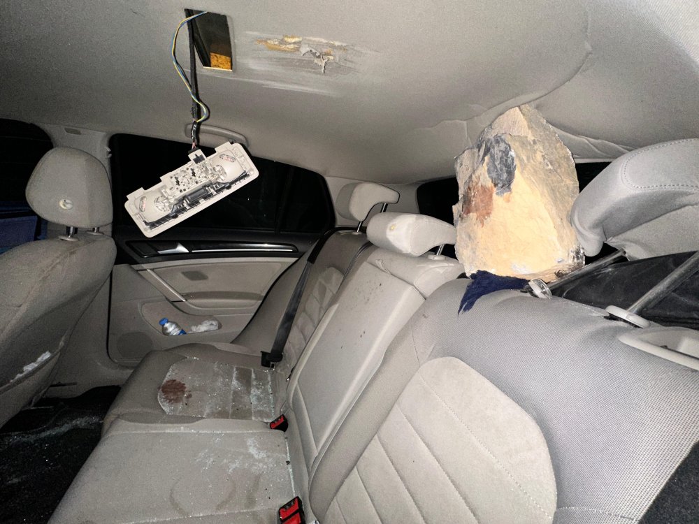 Dağdan kopan kaya, arabaya düştü: 1 ölü, 2 yaralı