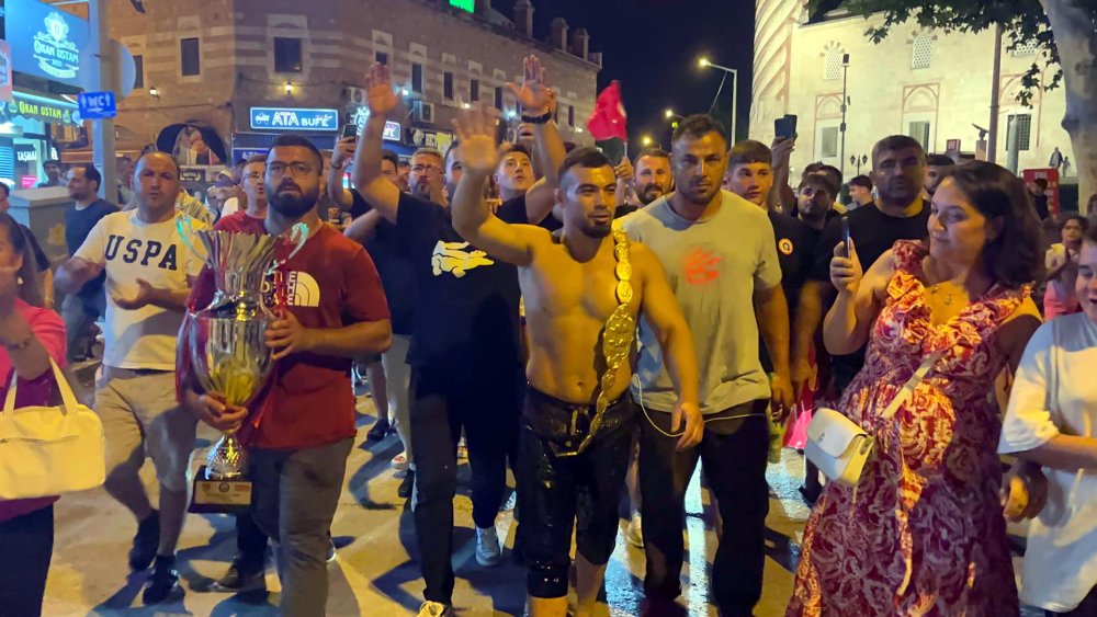 Kırkpınar Başpehlivanı Yusuf Can Zeybek, hamam geleneğini yerine getirdi