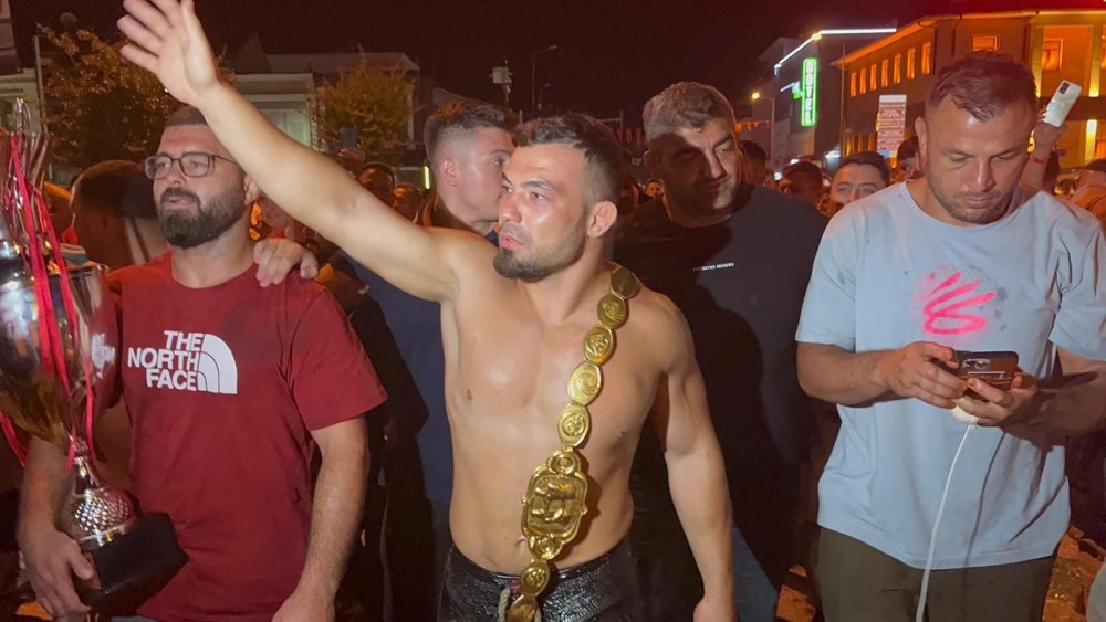 Kırkpınar Başpehlivanı Yusuf Can Zeybek, hamam geleneğini yerine getirdi