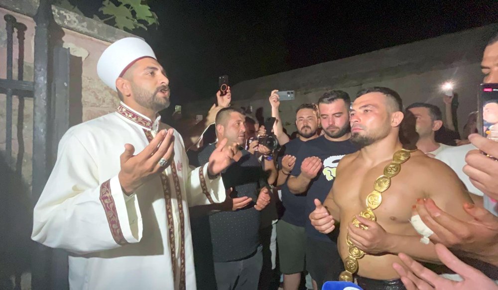 Kırkpınar Başpehlivanı Yusuf Can Zeybek, hamam geleneğini yerine getirdi