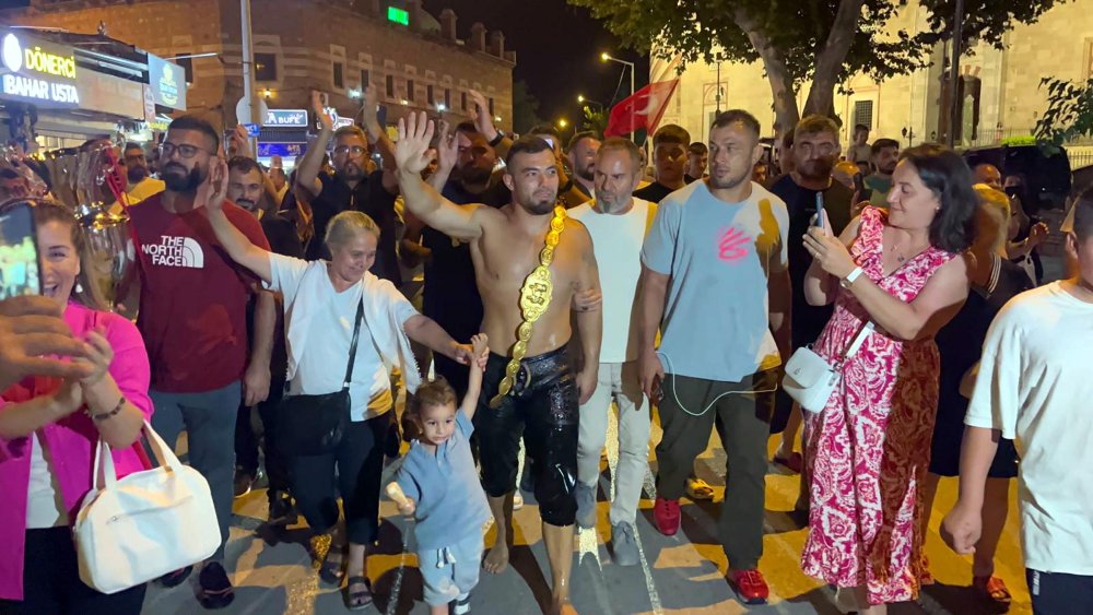 Kırkpınar Başpehlivanı Yusuf Can Zeybek, hamam geleneğini yerine getirdi