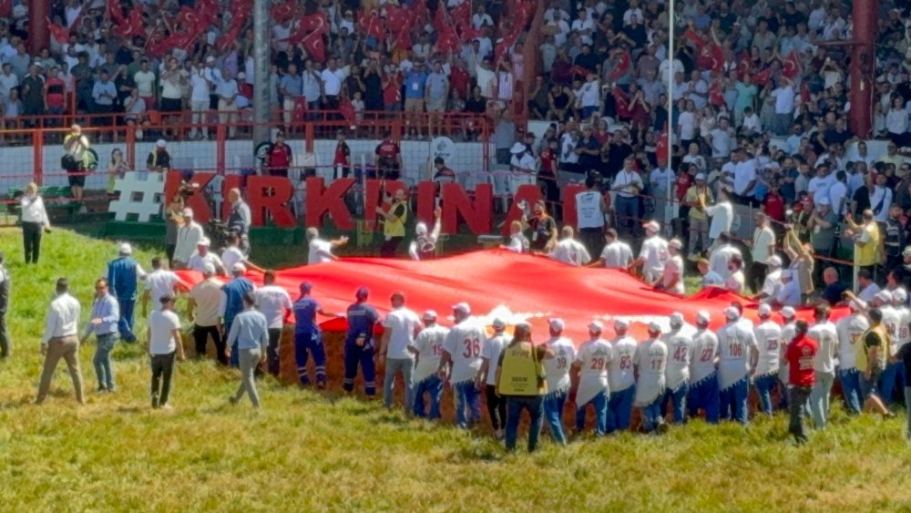Kırkpınar Güreşleri Er Meydanı'nda dev Türk bayrağı açıldı