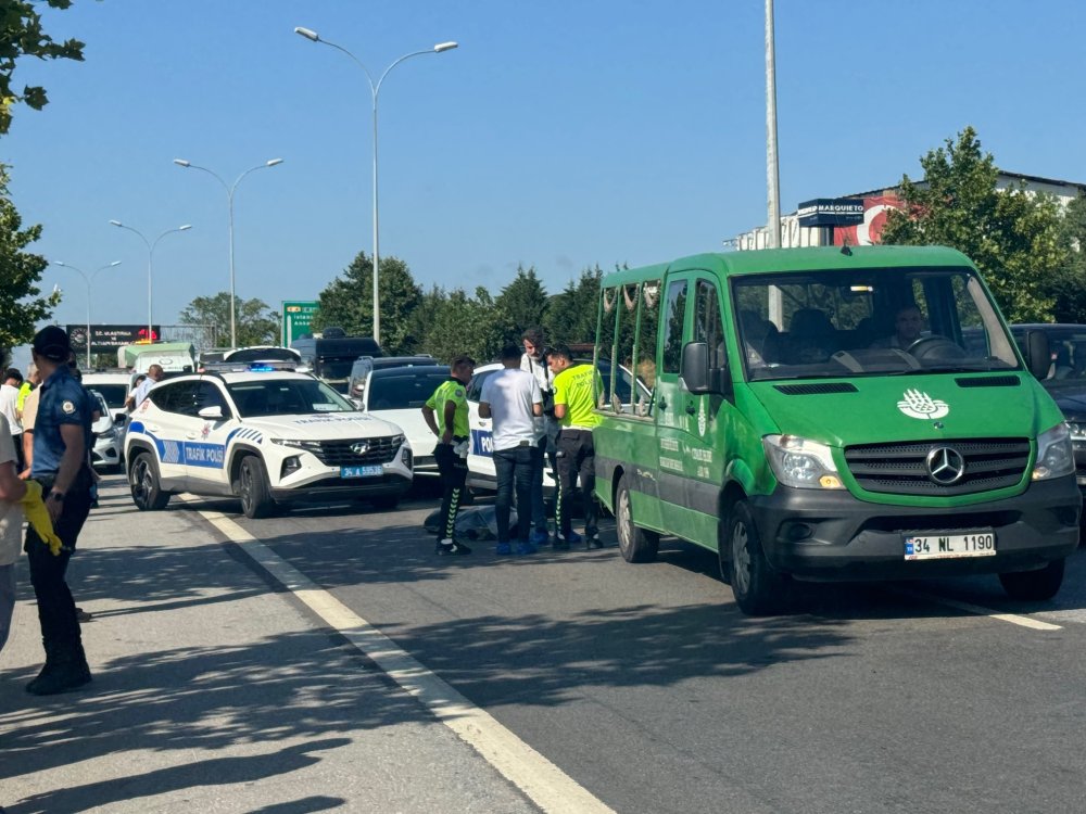 Pendik'te eşiyle sorun yaşayan adam, araçların önüne kendini attı