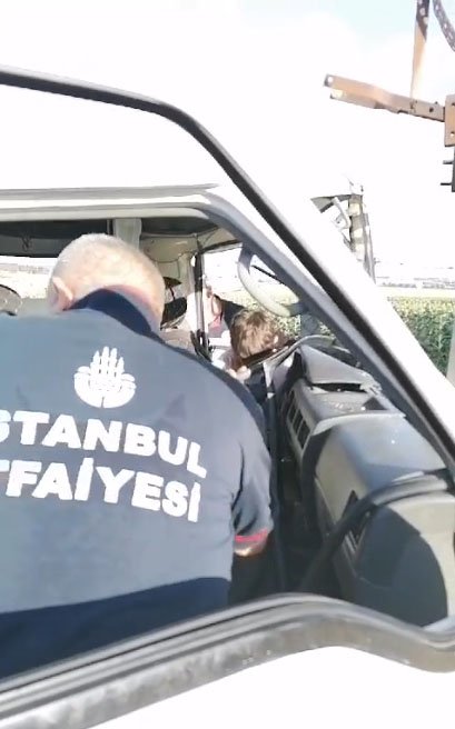 Silivri'de evin önündeki minibüsü kaçıran çocuklar kaza yaptı!